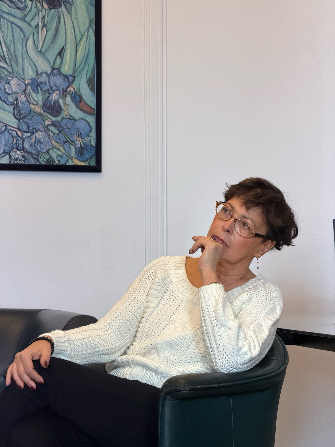 Antonella Sonia Alessandri, fisioterapista, seduta in poltrona nel suo studio